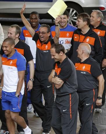 orange festa con mogli e compagne (3).jpg