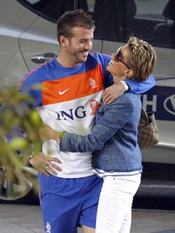 orange festa con mogli e compagne (5).jpg