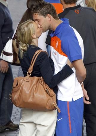 orange festa con mogli e compagne (6).jpg