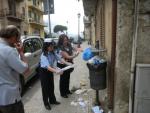 VERGOGNA BUTTARE A TERRA LA SPAZZATURA GRAZIE AI VIGILI LA DEVONO RACCOGLIERE (3).JPG
