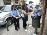 VERGOGNA BUTTARE A TERRA LA SPAZZATURA GRAZIE AI VIGILI LA DEVONO RACCOGLIERE (4).JPG